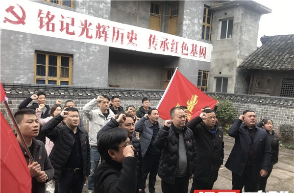 慈利縣建投集團(tuán)：走訪(fǎng)慰問(wèn)貧困農(nóng)戶(hù) 接受紅色革命教育